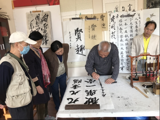 翰墨寄深情 管城區(qū)蓉灣社區(qū)開展“九九重陽節(jié) 書法展風(fēng)采”書法交流會(huì)活動(dòng)